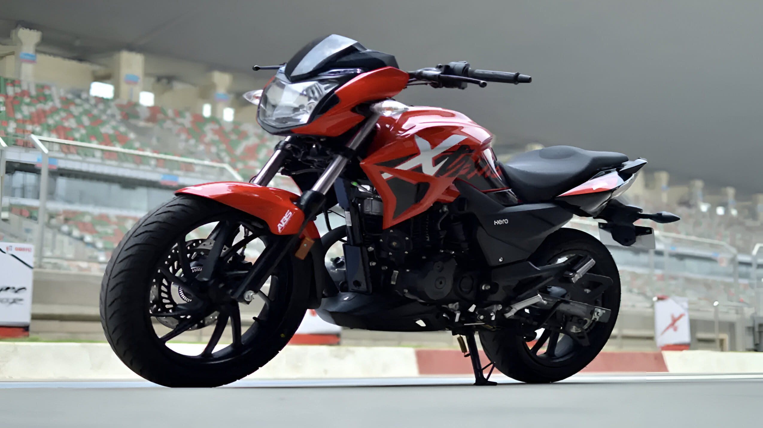 Hero MotoCorp share price में 42% का उछाल देखने को मिला है, जिसने निवेशकों का ध्यान अपनी ओर खींचा है।