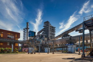 Dalmia Bharat share price ने पिछले 1 साल में लगभग 20% की मजबूत बढ़त दिखाई है, जो कंपनी के मजबूत फंडामेंटल और सीमेंट